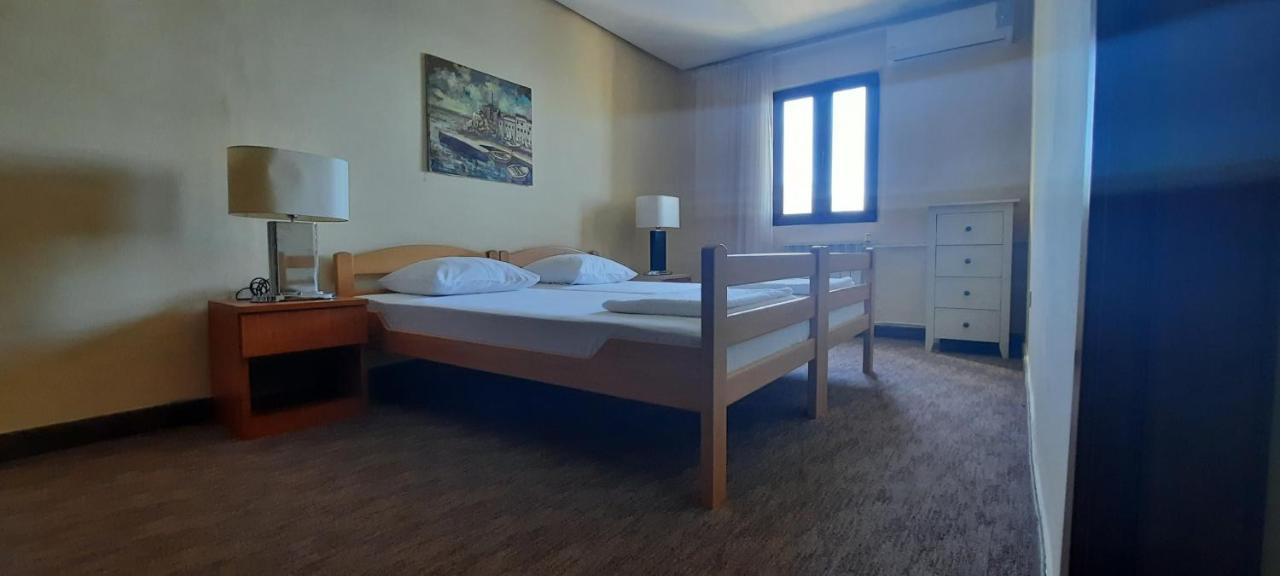 Ambassador Apartments Petrovac Eksteriør billede