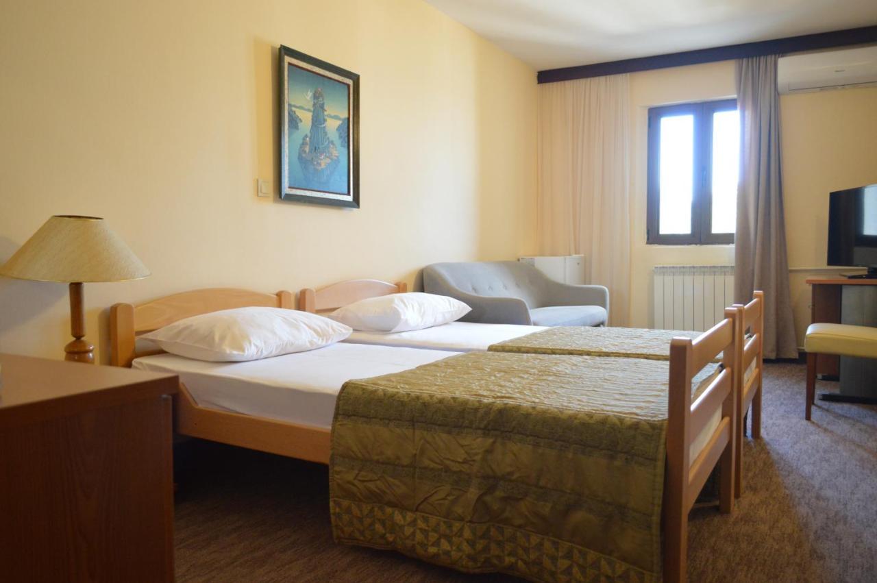 Ambassador Apartments Petrovac Eksteriør billede