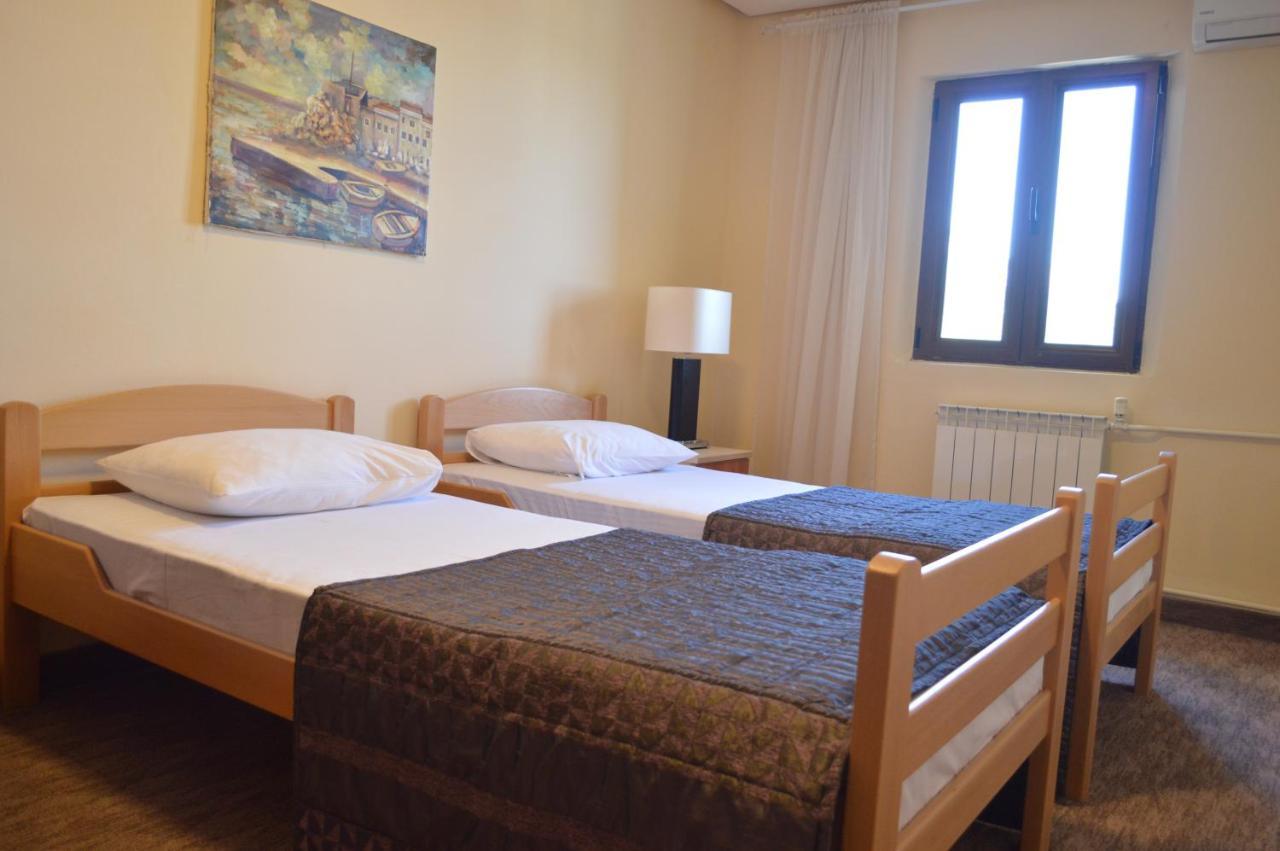 Ambassador Apartments Petrovac Eksteriør billede