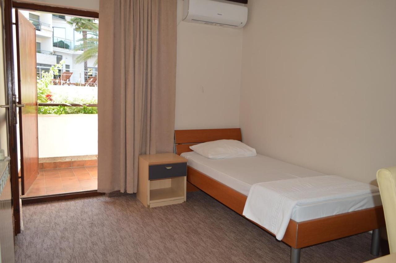 Ambassador Apartments Petrovac Eksteriør billede
